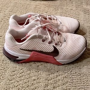 Nike Womens metcon training shoes size 7. NEW
